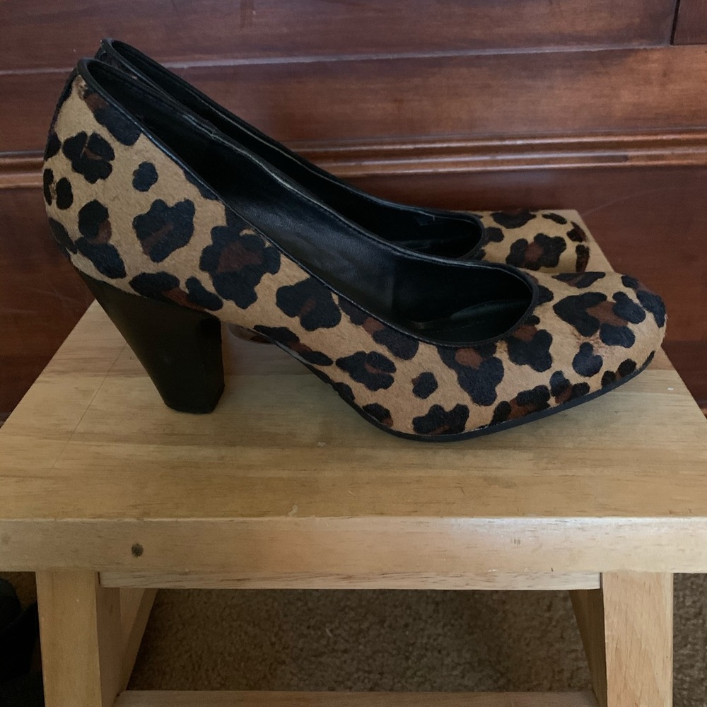 BCBG chunky heels. Leopard or cheetah.... faux fur